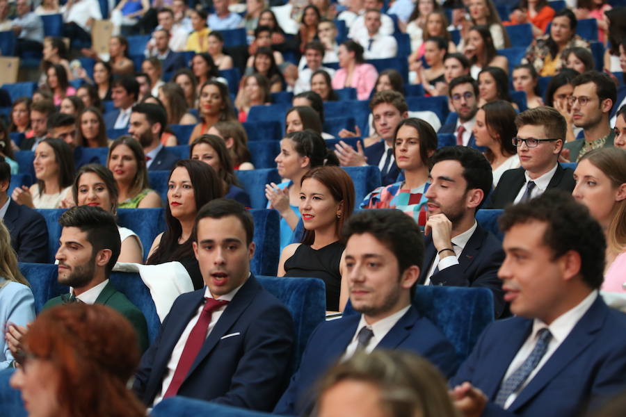 Al acto, celebrado en el Palacio de Congresos de la capital del Principado ha acudido el consejero de Sanidad Francisco del Busto. 