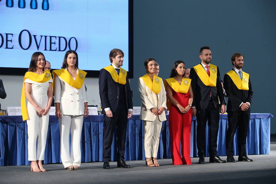Al acto, celebrado en el Palacio de Congresos de la capital del Principado ha acudido el consejero de Sanidad Francisco del Busto. 