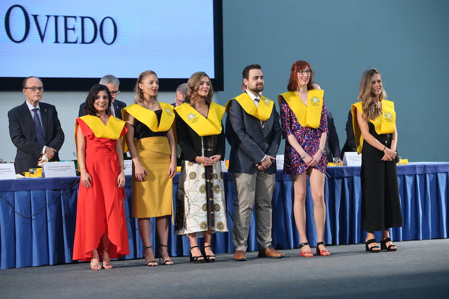 Al acto, celebrado en el Palacio de Congresos de la capital del Principado ha acudido el consejero de Sanidad Francisco del Busto. 