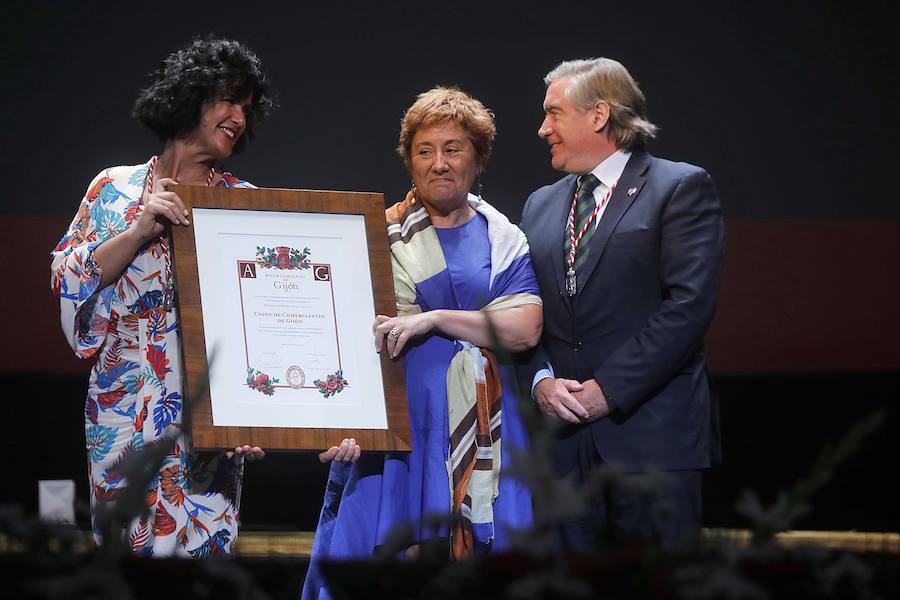 Las distinciones se entregron a Vicente Álvarez Areces, como hijo predilecto a título póstumo; al Hospital Universitario de Cabueñes, Medalla de Oro; a Tita Caravera, a Soledad Lafuente, a Sara Menéndez, a Luis Manuel Flórez y a Luis Miguel Piñera, Medallas de Plata