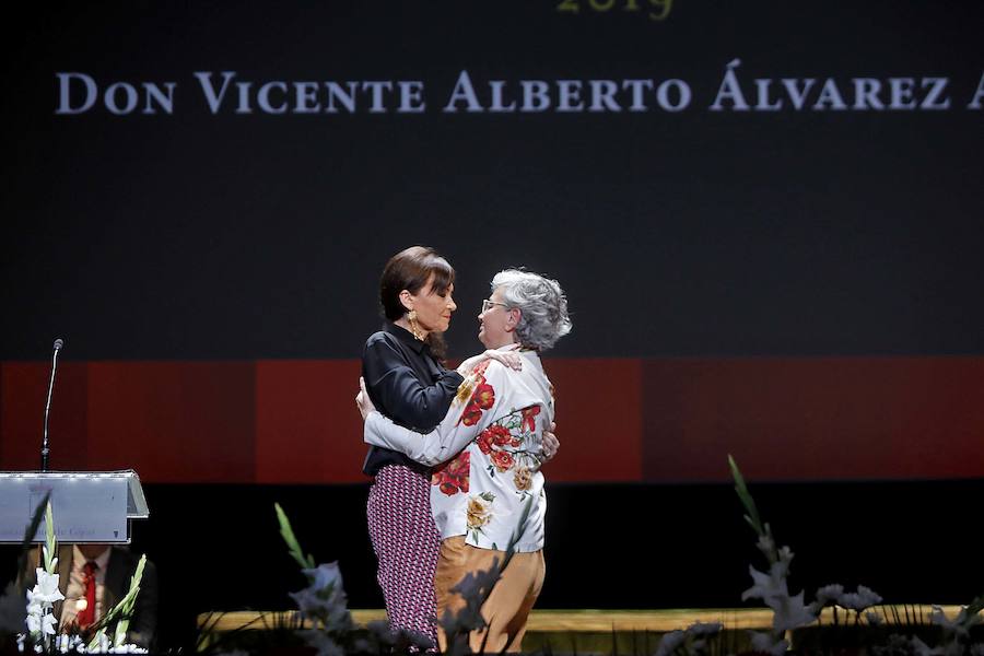 Las distinciones se entregron a Vicente Álvarez Areces, como hijo predilecto a título póstumo; al Hospital Universitario de Cabueñes, Medalla de Oro; a Tita Caravera, a Soledad Lafuente, a Sara Menéndez, a Luis Manuel Flórez y a Luis Miguel Piñera, Medallas de Plata