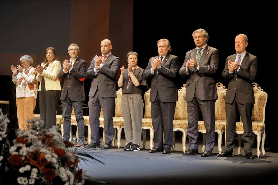 Las distinciones se entregron a Vicente Álvarez Areces, como hijo predilecto a título póstumo; al Hospital Universitario de Cabueñes, Medalla de Oro; a Tita Caravera, a Soledad Lafuente, a Sara Menéndez, a Luis Manuel Flórez y a Luis Miguel Piñera, Medallas de Plata