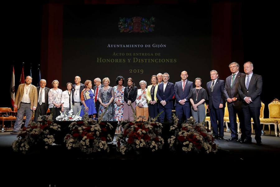 Las distinciones se entregron a Vicente Álvarez Areces, como hijo predilecto a título póstumo; al Hospital Universitario de Cabueñes, Medalla de Oro; a Tita Caravera, a Soledad Lafuente, a Sara Menéndez, a Luis Manuel Flórez y a Luis Miguel Piñera, Medallas de Plata