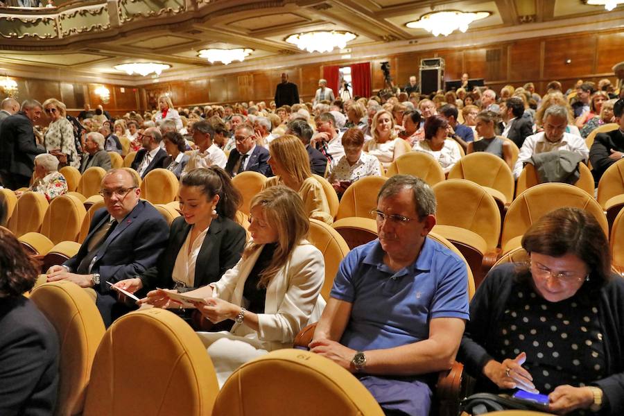 Las distinciones se entregron a Vicente Álvarez Areces, como hijo predilecto a título póstumo; al Hospital Universitario de Cabueñes, Medalla de Oro; a Tita Caravera, a Soledad Lafuente, a Sara Menéndez, a Luis Manuel Flórez y a Luis Miguel Piñera, Medallas de Plata