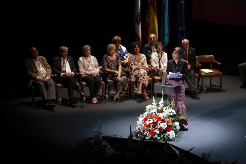 Los galardonados posan en el Teatro Jovellanos de Gijón. 