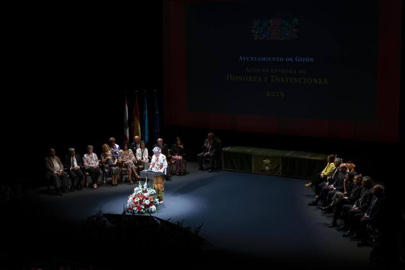 Los galardonados posan en el Teatro Jovellanos de Gijón. 