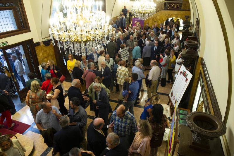 Los galardonados posan en el Teatro Jovellanos de Gijón. 