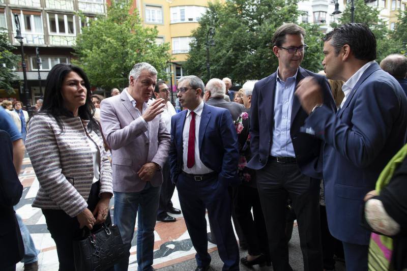 Los galardonados posan en el Teatro Jovellanos de Gijón. 