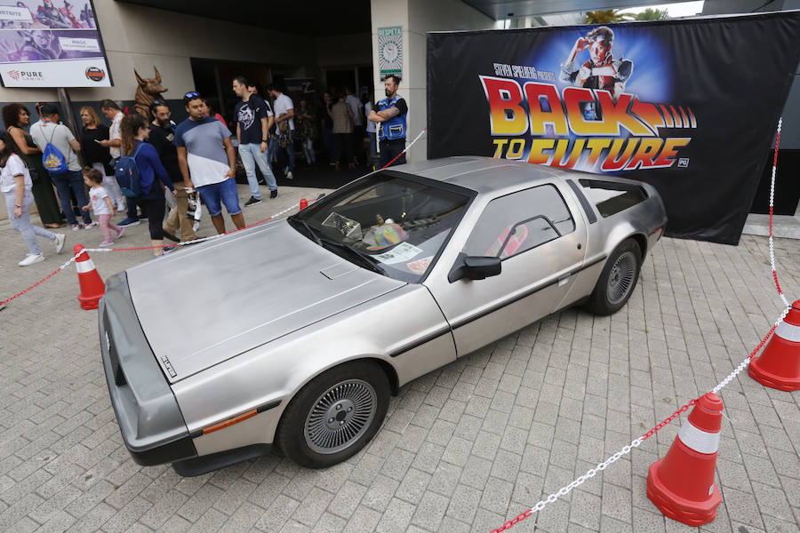 Coches de cine | Y de televisión. Por diferentes rincones de Metrópoli uno se puede encontrar con el Pontiac Firebird-Trans Am del 82 que era Kitt en ‘El coche fantástico’ y la furgoneta que condudía M. A. Barracus en ‘El equipo A’. 