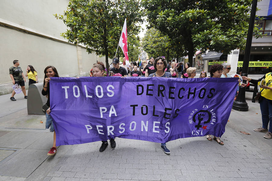 La ciudad acogió este sábado un multitudinario y colorido desfile en defensa de los derechos del colectivo LGTB