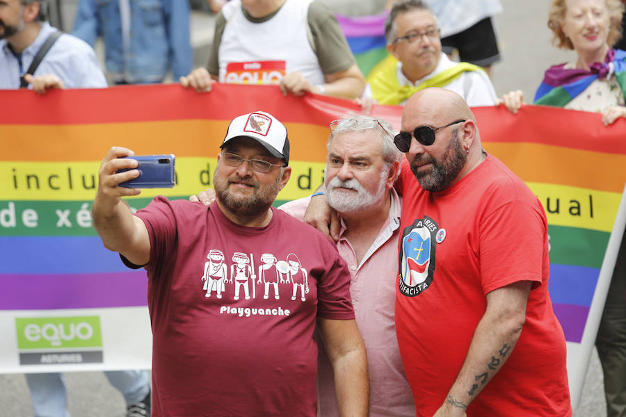 La ciudad acogió este sábado un multitudinario y colorido desfile en defensa de los derechos del colectivo LGTB