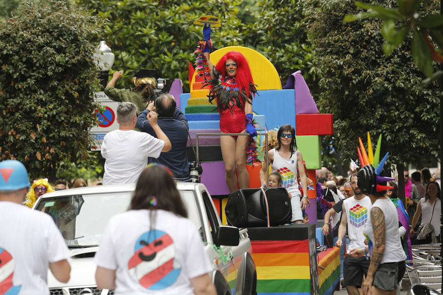 La ciudad acogió este sábado un multitudinario y colorido desfile en defensa de los derechos del colectivo LGTB