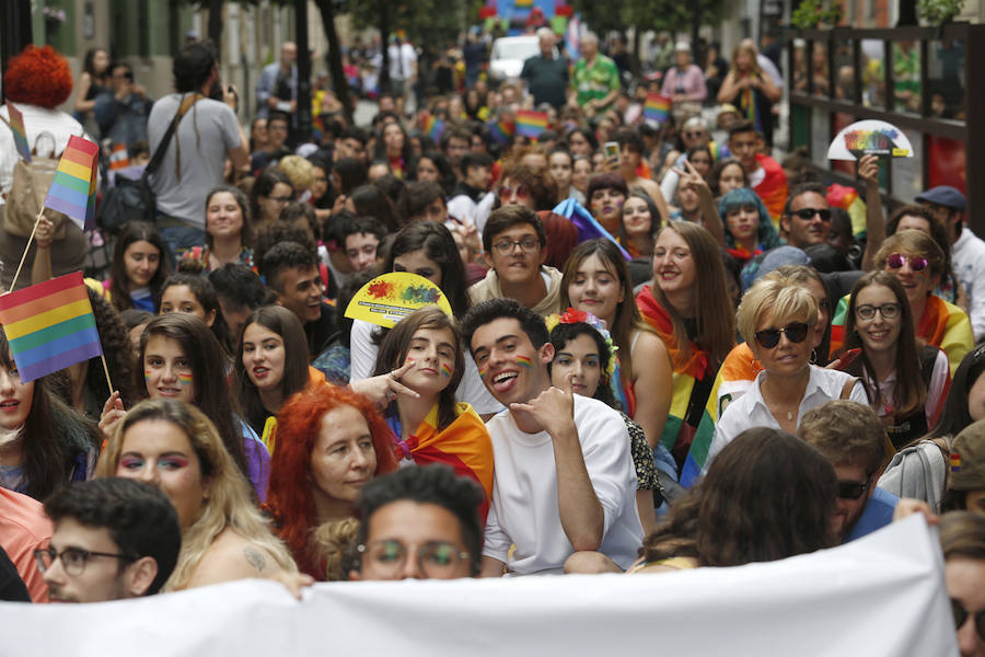 La ciudad acogió este sábado un multitudinario y colorido desfile en defensa de los derechos del colectivo LGTB