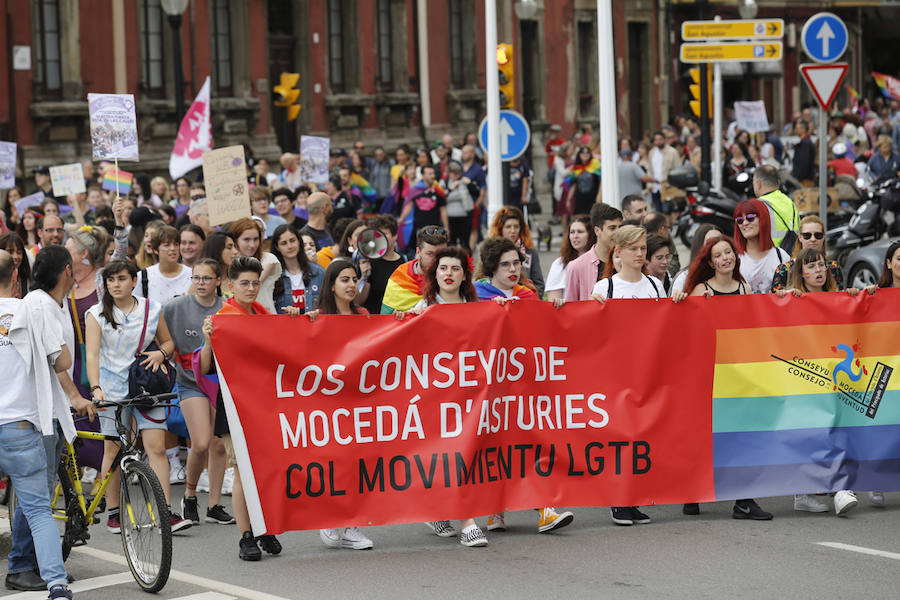 La ciudad acogió este sábado un multitudinario y colorido desfile en defensa de los derechos del colectivo LGTB