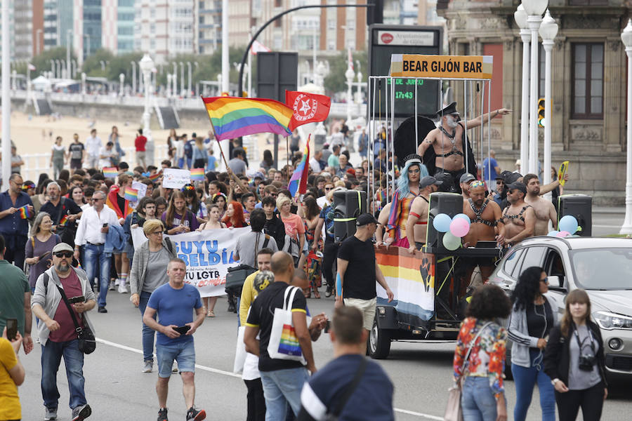 La ciudad acogió este sábado un multitudinario y colorido desfile en defensa de los derechos del colectivo LGTB