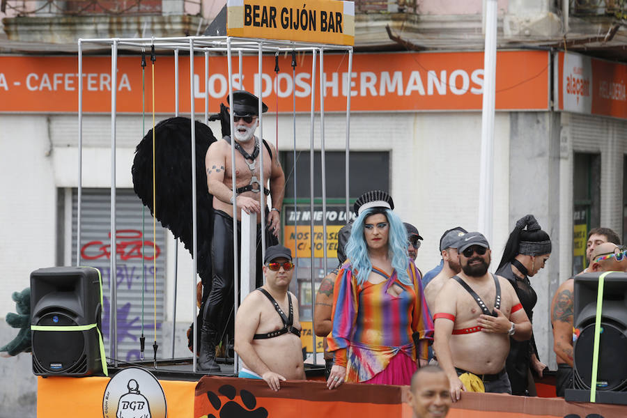 La ciudad acogió este sábado un multitudinario y colorido desfile en defensa de los derechos del colectivo LGTB