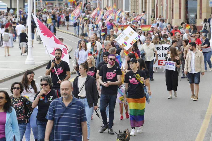 La ciudad acogió este sábado un multitudinario y colorido desfile en defensa de los derechos del colectivo LGTB