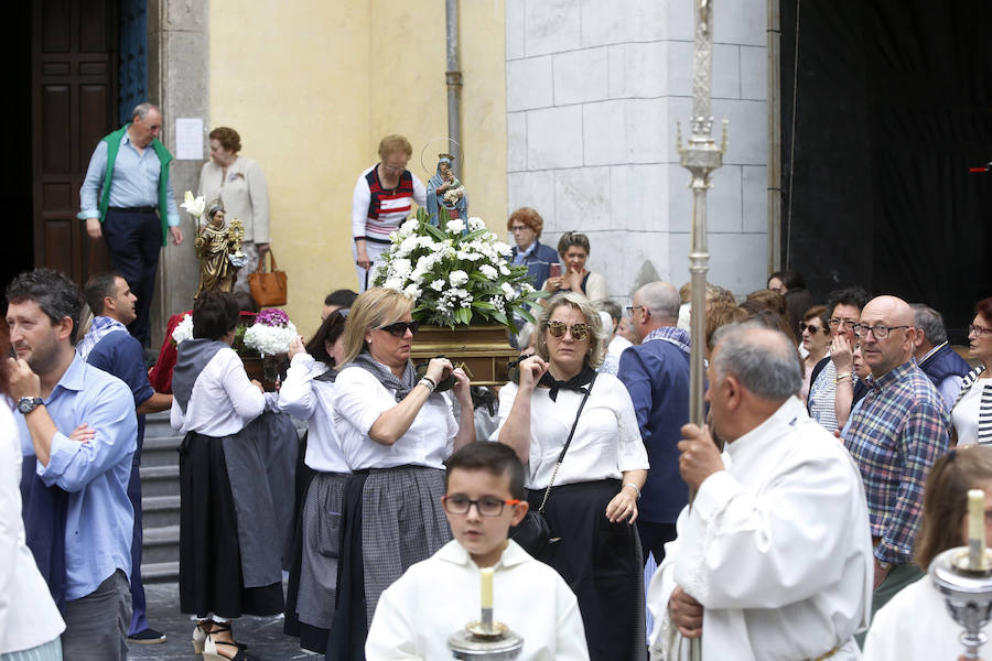 Cesáreo Marqués tomó la voz cantante y antes de comenzar su pregón quiso dedicar unas palabras al joven pixueto asesinado en las fiestas de La Florida en Oviedo. «Seguro que estarás escuchando L'Amuravela junto a San Pedro». Marqués pidio justicia, y paciencia a los vecinos por esta muerte injusta llena de rabia.