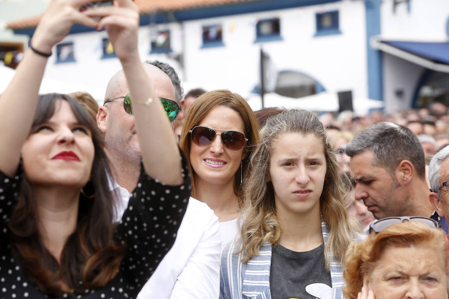 Cesáreo Marqués tomó la voz cantante y antes de comenzar su pregón quiso dedicar unas palabras al joven pixueto asesinado en las fiestas de La Florida en Oviedo. «Seguro que estarás escuchando L'Amuravela junto a San Pedro». Marqués pidio justicia, y paciencia a los vecinos por esta muerte injusta llena de rabia.