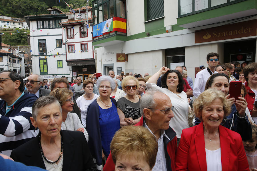 Cesáreo Marqués tomó la voz cantante y antes de comenzar su pregón quiso dedicar unas palabras al joven pixueto asesinado en las fiestas de La Florida en Oviedo. «Seguro que estarás escuchando L'Amuravela junto a San Pedro». Marqués pidio justicia, y paciencia a los vecinos por esta muerte injusta llena de rabia.