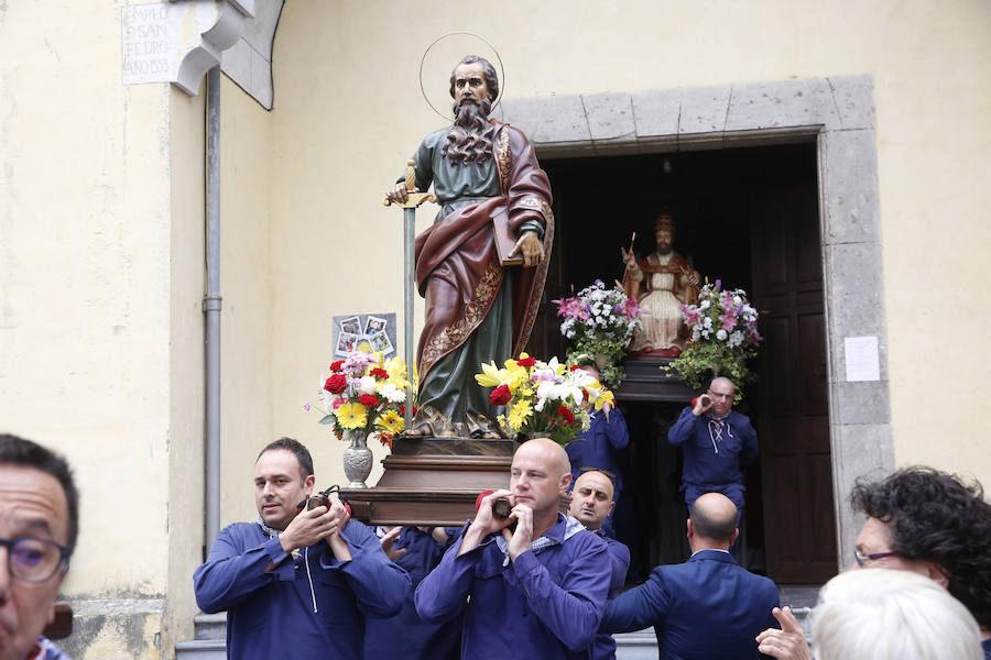 Cesáreo Marqués tomó la voz cantante y antes de comenzar su pregón quiso dedicar unas palabras al joven pixueto asesinado en las fiestas de La Florida en Oviedo. «Seguro que estarás escuchando L'Amuravela junto a San Pedro». Marqués pidio justicia, y paciencia a los vecinos por esta muerte injusta llena de rabia.