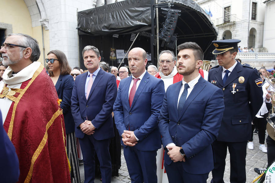 Cesáreo Marqués tomó la voz cantante y antes de comenzar su pregón quiso dedicar unas palabras al joven pixueto asesinado en las fiestas de La Florida en Oviedo. «Seguro que estarás escuchando L'Amuravela junto a San Pedro». Marqués pidio justicia, y paciencia a los vecinos por esta muerte injusta llena de rabia.