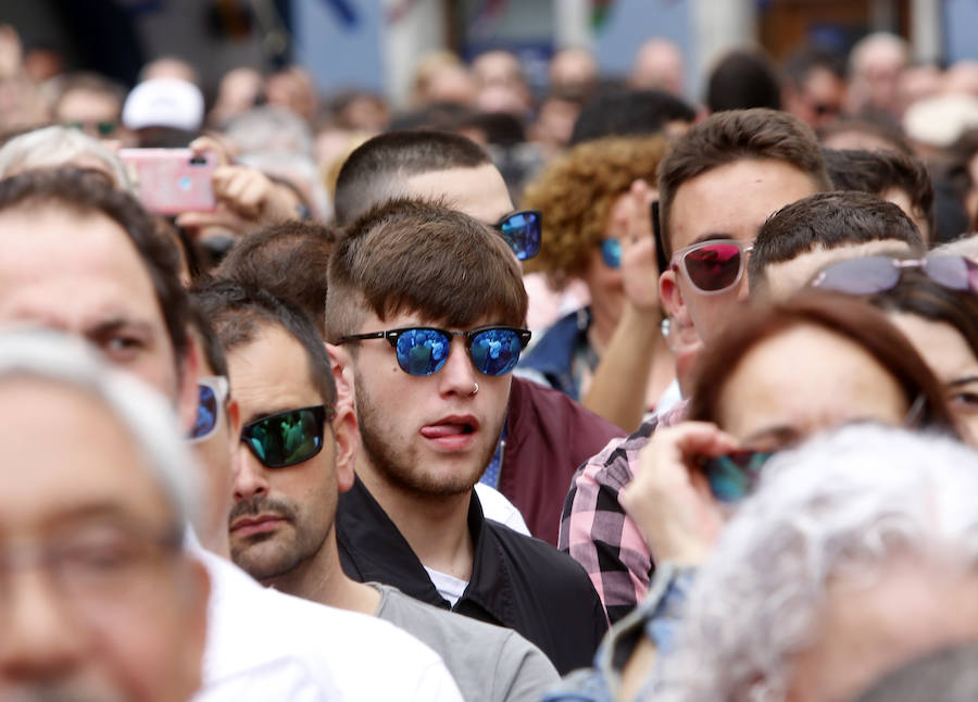 Cesáreo Marqués tomó la voz cantante y antes de comenzar su pregón quiso dedicar unas palabras al joven pixueto asesinado en las fiestas de La Florida en Oviedo. «Seguro que estarás escuchando L'Amuravela junto a San Pedro». Marqués pidio justicia, y paciencia a los vecinos por esta muerte injusta llena de rabia.