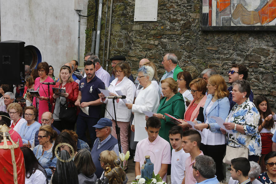 Cesáreo Marqués tomó la voz cantante y antes de comenzar su pregón quiso dedicar unas palabras al joven pixueto asesinado en las fiestas de La Florida en Oviedo. «Seguro que estarás escuchando L'Amuravela junto a San Pedro». Marqués pidio justicia, y paciencia a los vecinos por esta muerte injusta llena de rabia.