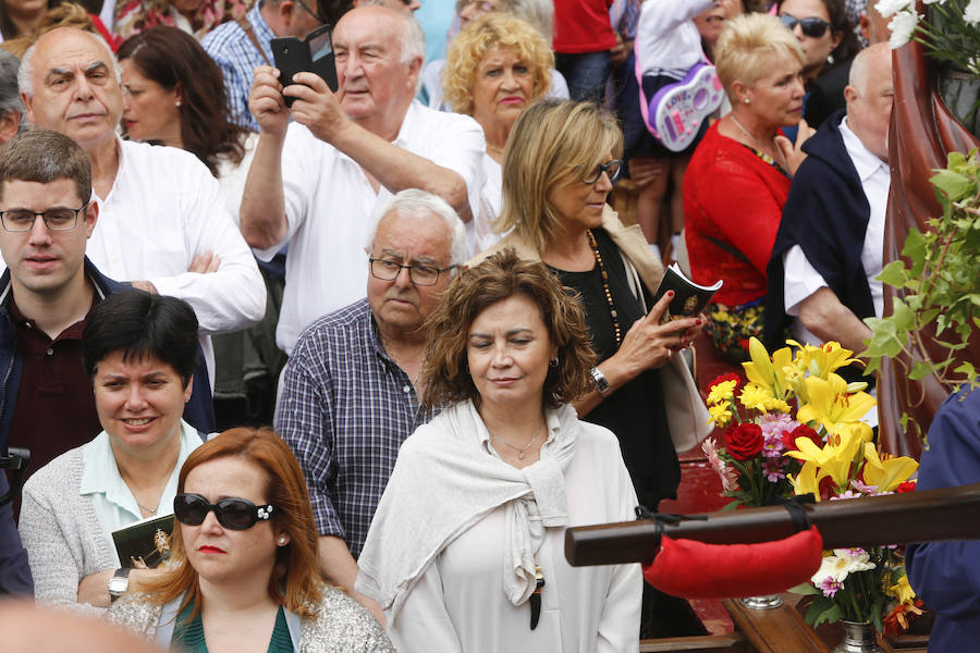 Cesáreo Marqués tomó la voz cantante y antes de comenzar su pregón quiso dedicar unas palabras al joven pixueto asesinado en las fiestas de La Florida en Oviedo. «Seguro que estarás escuchando L'Amuravela junto a San Pedro». Marqués pidio justicia, y paciencia a los vecinos por esta muerte injusta llena de rabia.