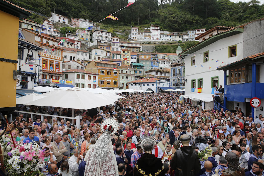 Cesáreo Marqués tomó la voz cantante y antes de comenzar su pregón quiso dedicar unas palabras al joven pixueto asesinado en las fiestas de La Florida en Oviedo. «Seguro que estarás escuchando L'Amuravela junto a San Pedro». Marqués pidio justicia, y paciencia a los vecinos por esta muerte injusta llena de rabia.