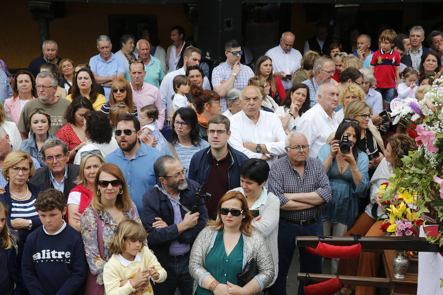 Cesáreo Marqués tomó la voz cantante y antes de comenzar su pregón quiso dedicar unas palabras al joven pixueto asesinado en las fiestas de La Florida en Oviedo. «Seguro que estarás escuchando L'Amuravela junto a San Pedro». Marqués pidio justicia, y paciencia a los vecinos por esta muerte injusta llena de rabia.