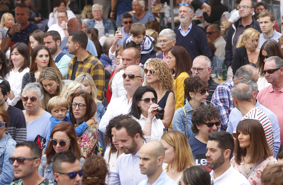 Cesáreo Marqués tomó la voz cantante y antes de comenzar su pregón quiso dedicar unas palabras al joven pixueto asesinado en las fiestas de La Florida en Oviedo. «Seguro que estarás escuchando L'Amuravela junto a San Pedro». Marqués pidio justicia, y paciencia a los vecinos por esta muerte injusta llena de rabia.