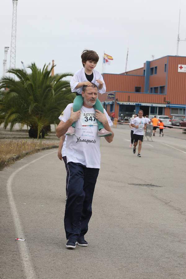 Doscientas personas participan en una original prueba solidaria en las instalaciones pesqueras en beneficio de la niña avilesina Xana, afectada de una enfermedad cerebral