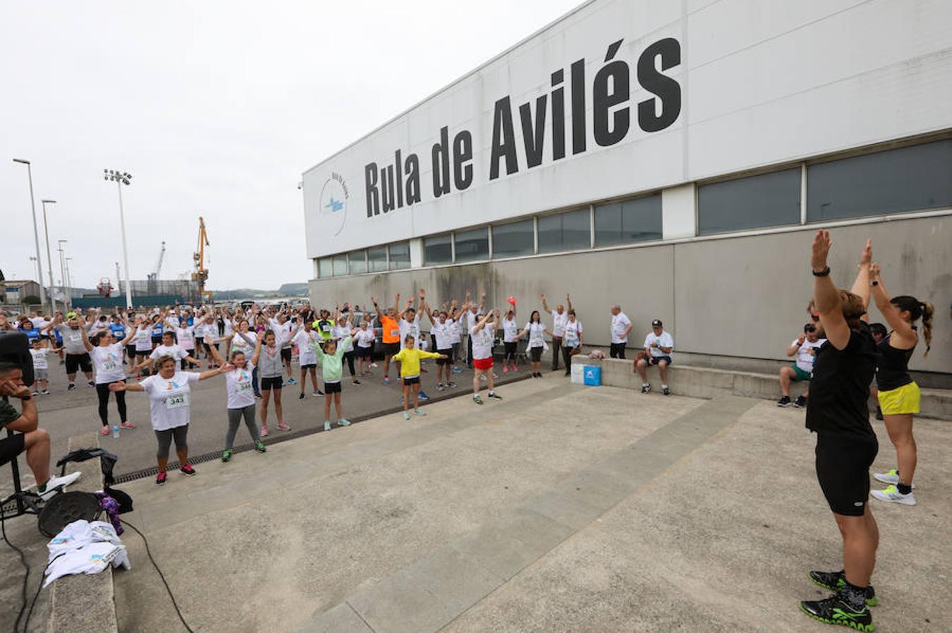 Doscientas personas participan en una original prueba solidaria en las instalaciones pesqueras en beneficio de la niña avilesina Xana, afectada de una enfermedad cerebral