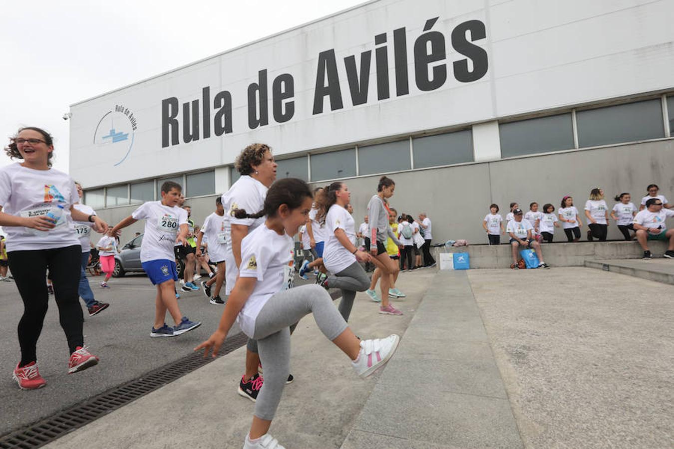 Doscientas personas participan en una original prueba solidaria en las instalaciones pesqueras en beneficio de la niña avilesina Xana, afectada de una enfermedad cerebral