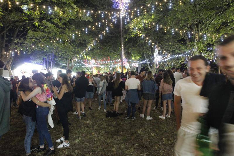 Un año más, Castiello consigue reunir a multitud de jóvenes dispuestos a pasar una noche entregada a la fiesta.