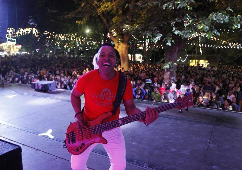 Un año más, Castiello consigue reunir a multitud de jóvenes dispuestos a pasar una noche entregada a la fiesta.