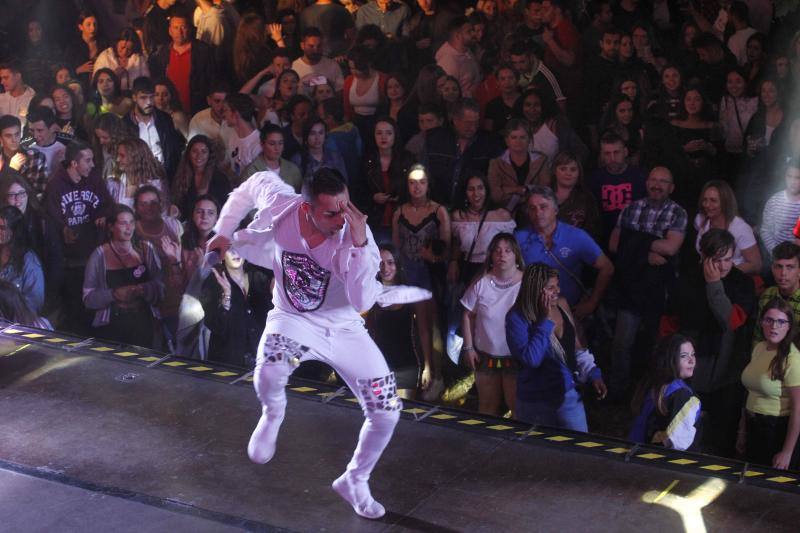 Un año más, Castiello consigue reunir a multitud de jóvenes dispuestos a pasar una noche entregada a la fiesta.