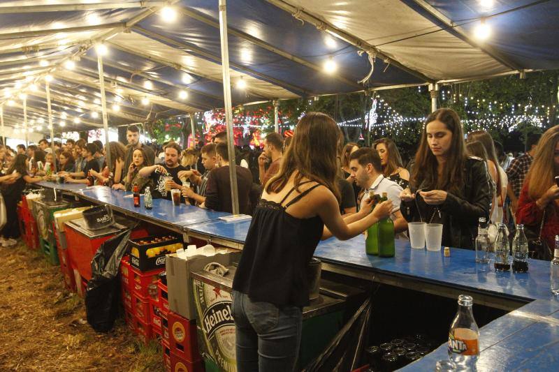 Un año más, Castiello consigue reunir a multitud de jóvenes dispuestos a pasar una noche entregada a la fiesta.