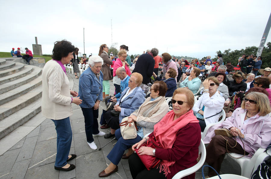 Multitudinaria misa en El Naranco, Oviedo. 