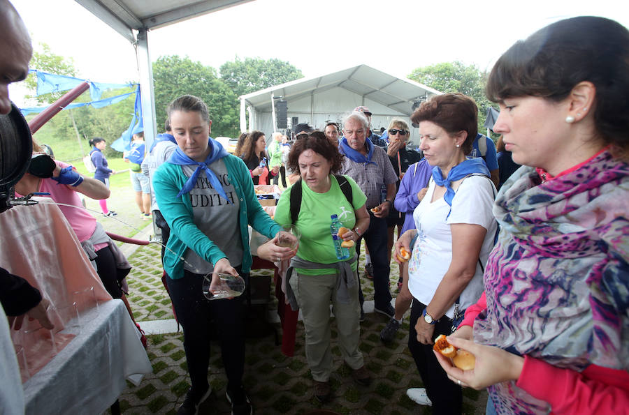 Multitudinaria misa en El Naranco, Oviedo. 