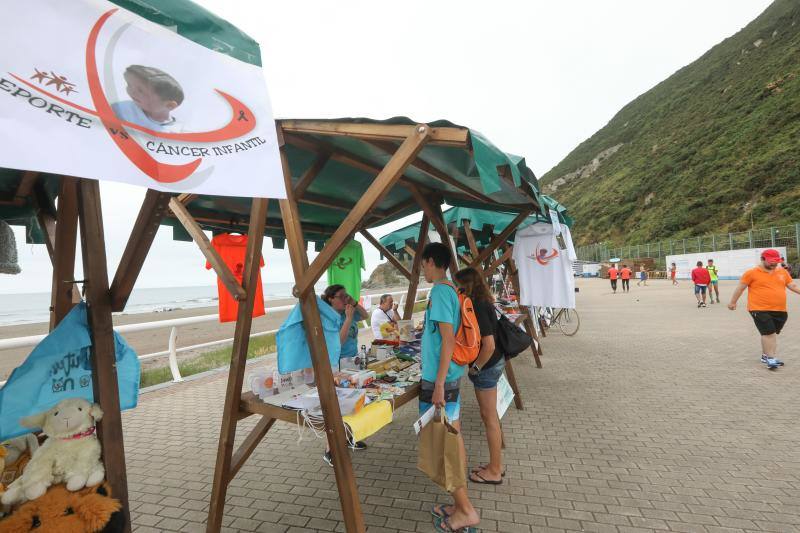 Más de ochenta niños y niñas con discapacidad o en riesgo de exclusión participaron en una jornada surfera para concienciar sobre el cuidado de las playas