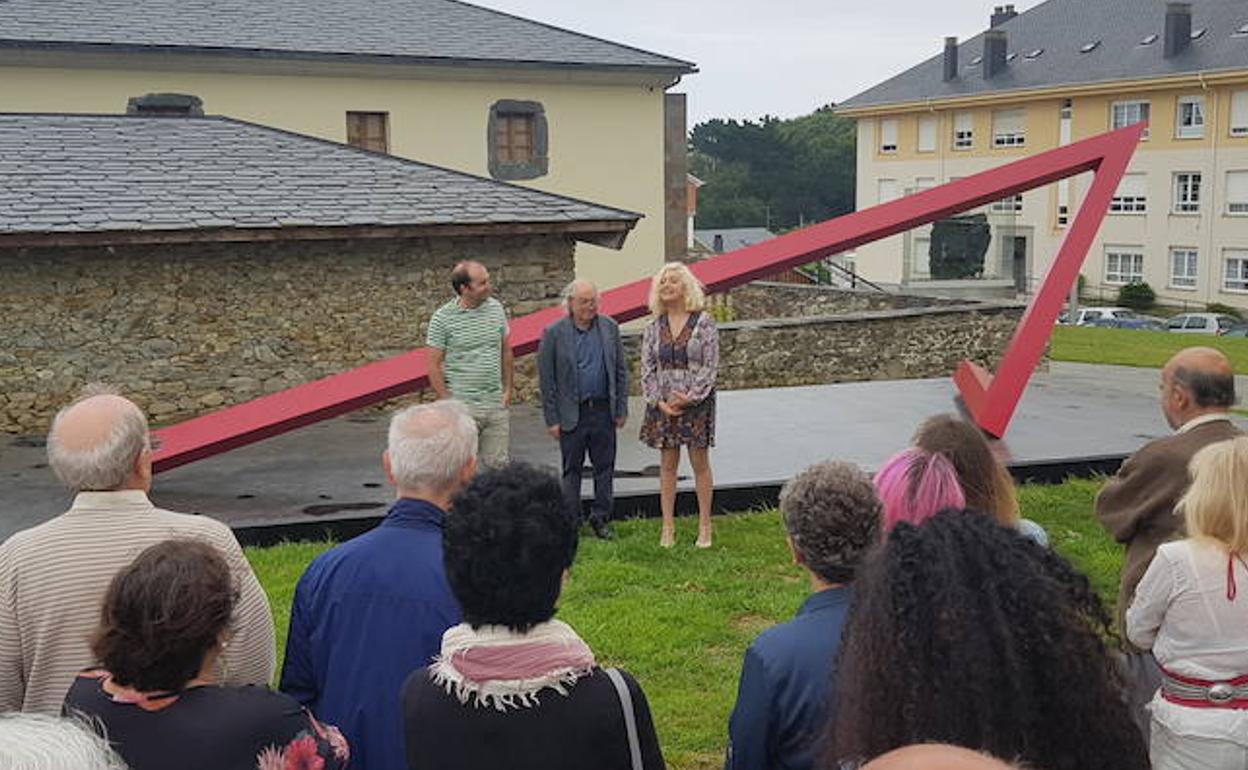 César Ripoll, Herminio Álvarez y Victoria Zarcero ante el público que acudió al acto de inauguración de la pieza escultórica. 