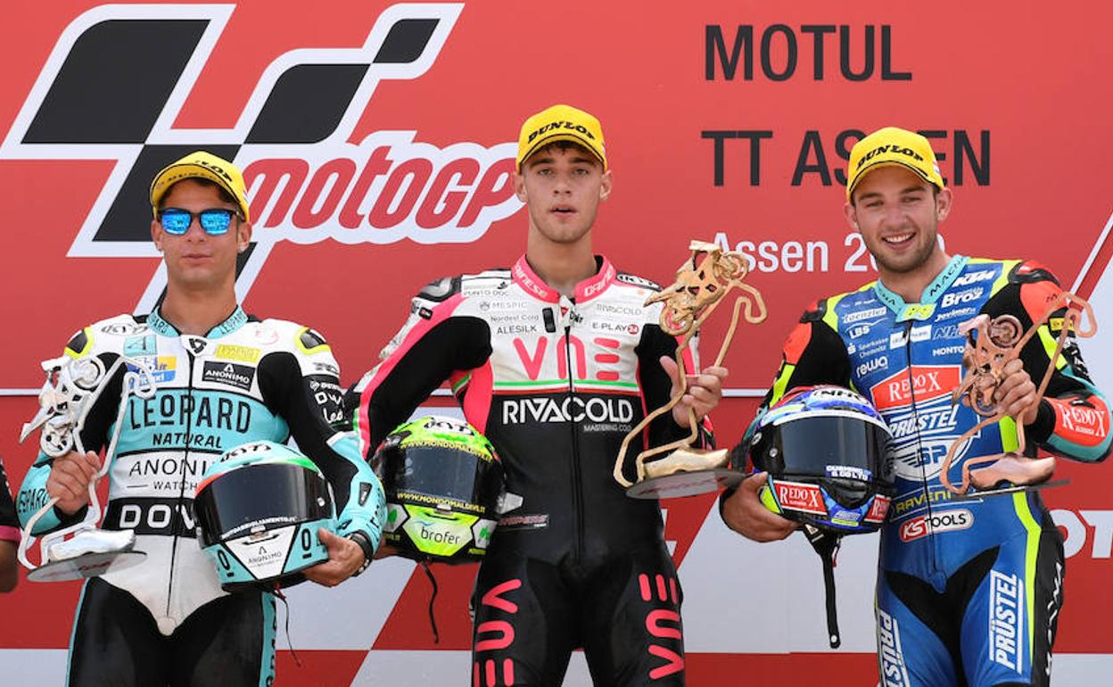 Lorenzo dalla Porta, Tony Arbolino y Jakub Kornfeil, en el podio del GP de Assen.