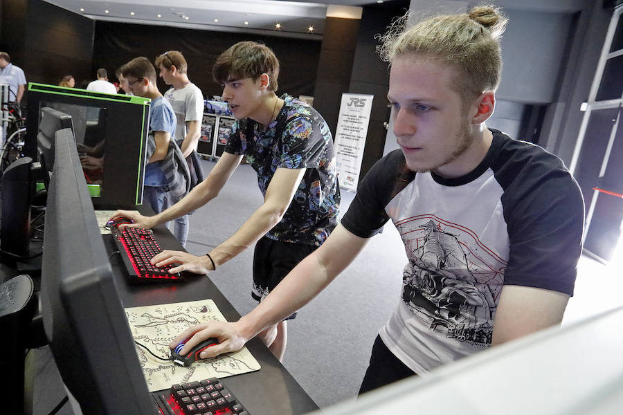 Fortnite, Overwatch o League of Legends son algunos de los juegos que se pueden probar en el pabellón Liberbank del recinto ferial y que están haciendo las delicias entre los visitantes a Metrópoli.