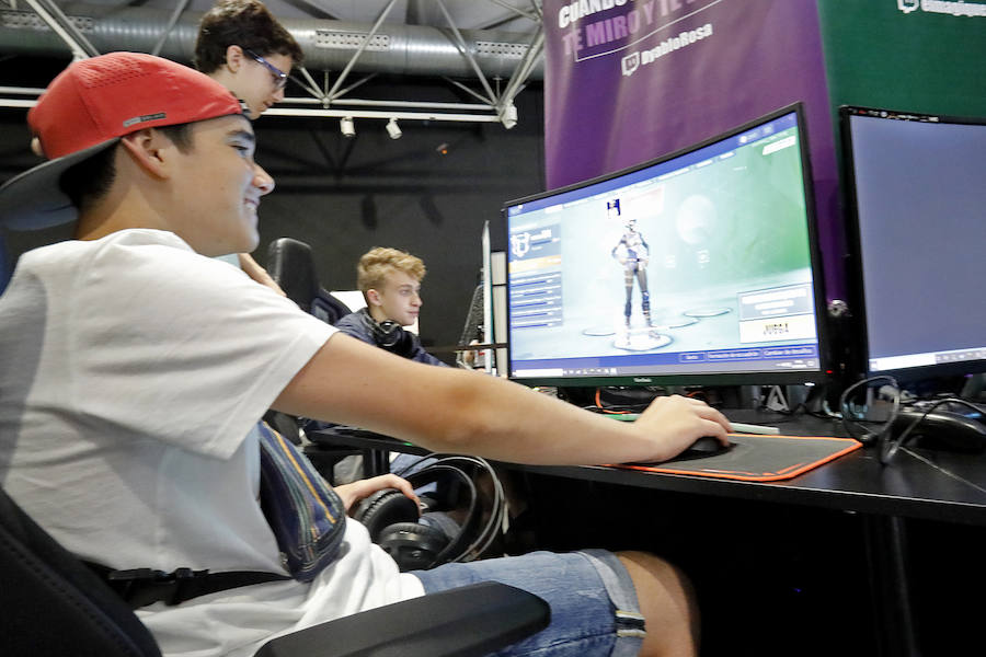 Fortnite, Overwatch o League of Legends son algunos de los juegos que se pueden probar en el pabellón Liberbank del recinto ferial y que están haciendo las delicias entre los visitantes a Metrópoli.