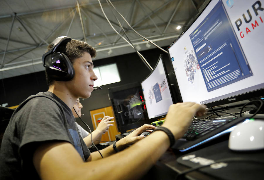 Fortnite, Overwatch o League of Legends son algunos de los juegos que se pueden probar en el pabellón Liberbank del recinto ferial y que están haciendo las delicias entre los visitantes a Metrópoli.