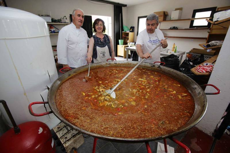 Cáritas Ribadedeva celebra en Colombres una comida para recaudar fondos que este año irán a la Fundación Don Orione | Los asistentes degustaron dos grandes paellas mientras colaboraban para alimentar a niños y ancianos de la ciudad de Barquisimeto 