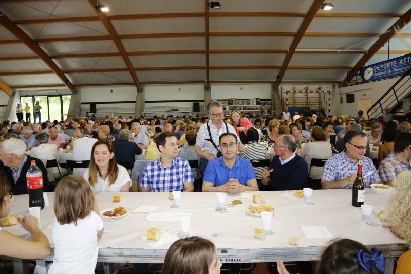 Cáritas Ribadedeva celebra en Colombres una comida para recaudar fondos que este año irán a la Fundación Don Orione | Los asistentes degustaron dos grandes paellas mientras colaboraban para alimentar a niños y ancianos de la ciudad de Barquisimeto 