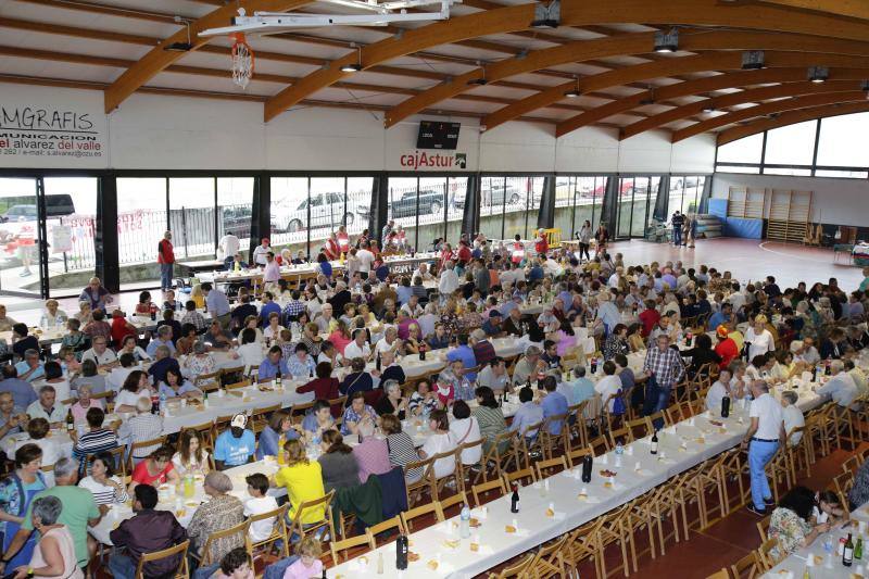 Cáritas Ribadedeva celebra en Colombres una comida para recaudar fondos que este año irán a la Fundación Don Orione | Los asistentes degustaron dos grandes paellas mientras colaboraban para alimentar a niños y ancianos de la ciudad de Barquisimeto 